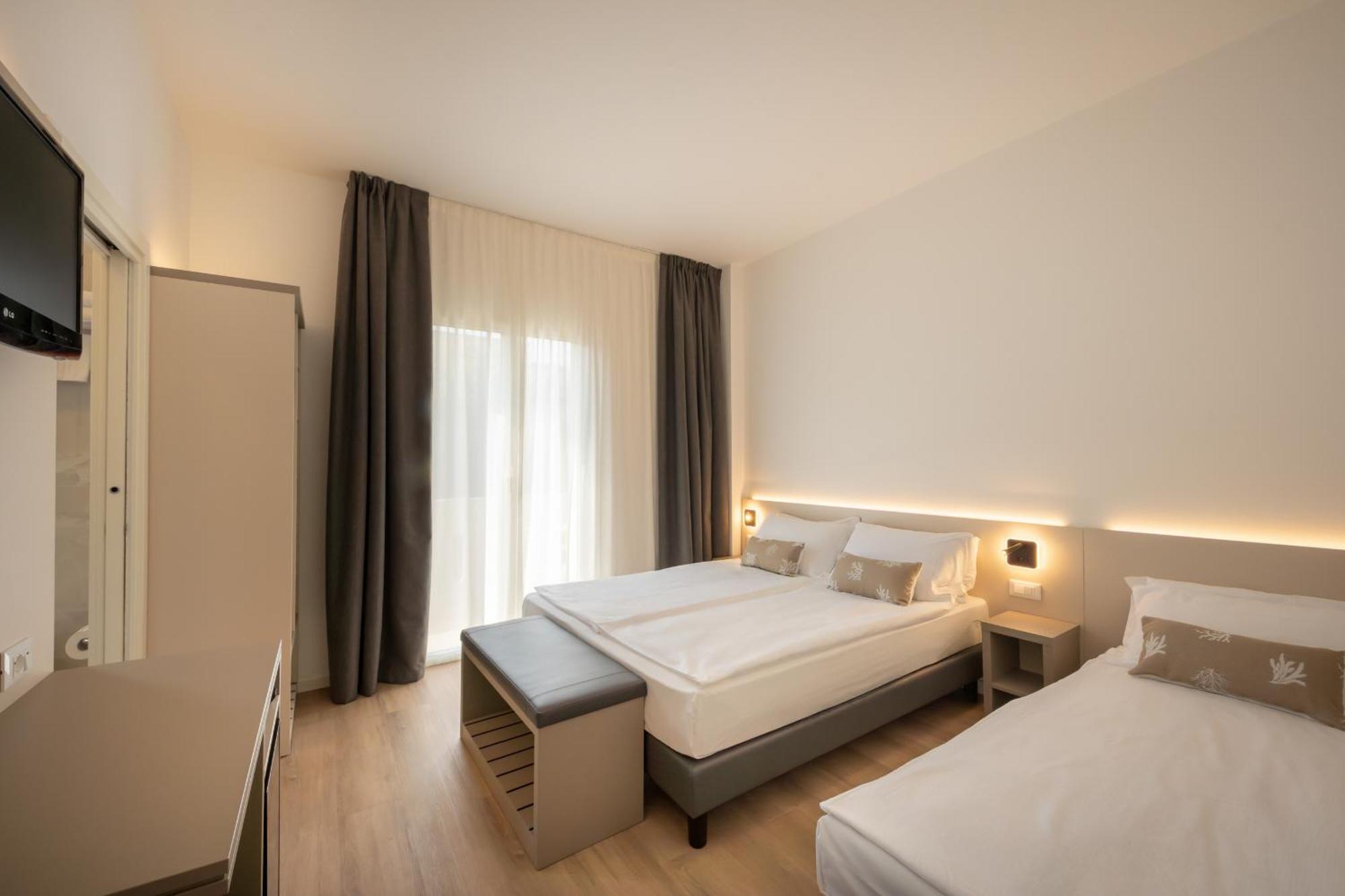 Hotel Delfino كاوْرلي المظهر الخارجي الصورة